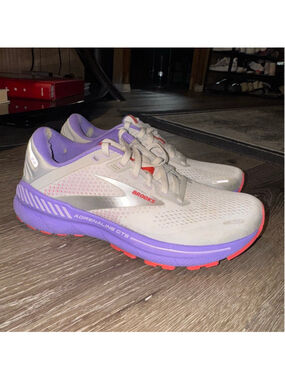 Women's Brooks Adrenaline GTS 22 Athletic Shoes Size 9